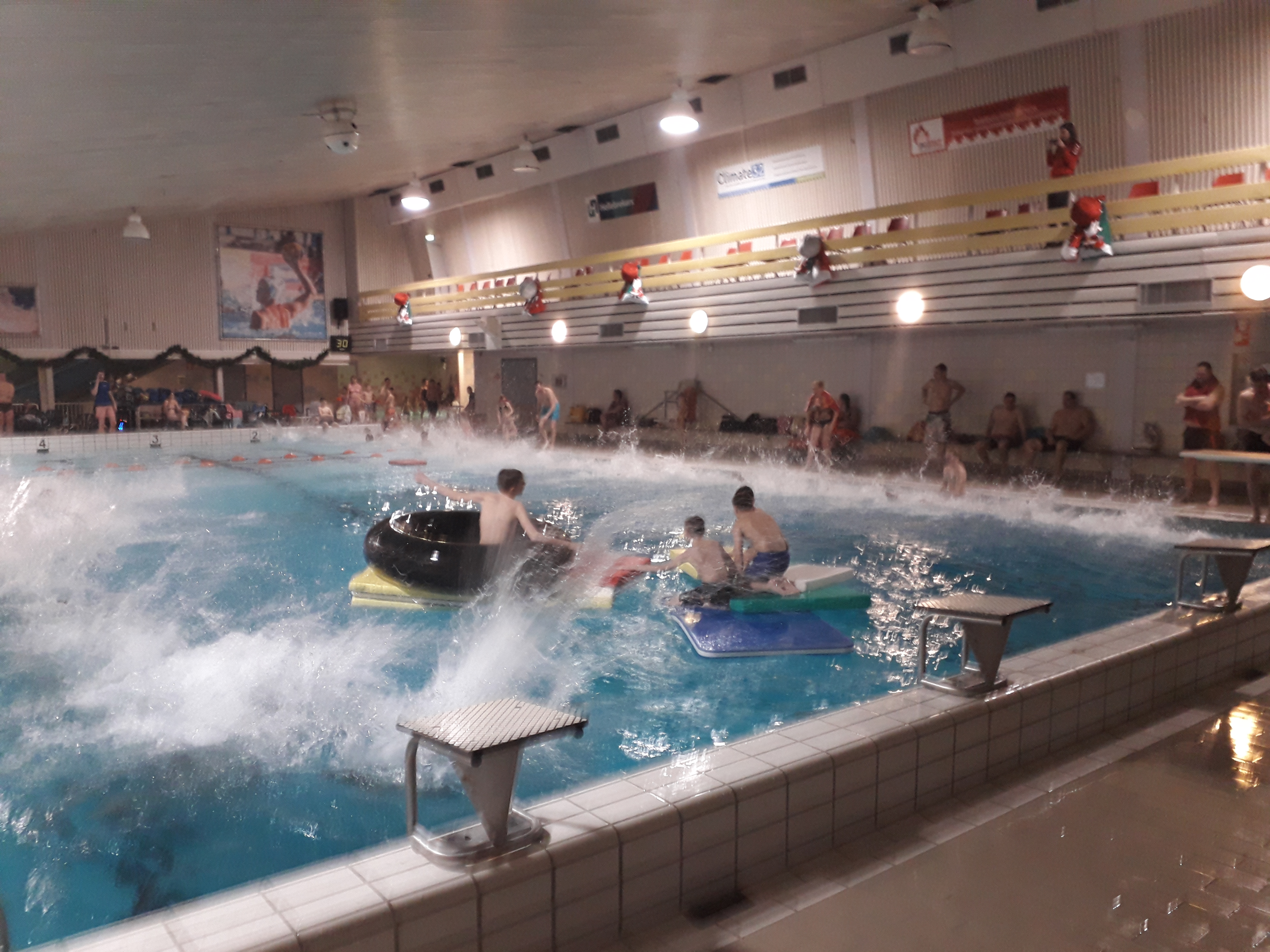 Deelnemers aan de Nieuwjaarsplons springen het water in